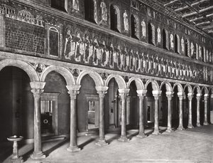 処女殉教者の行列を描いたモザイクのある身廊の内部ビュー 作： Byzantine School